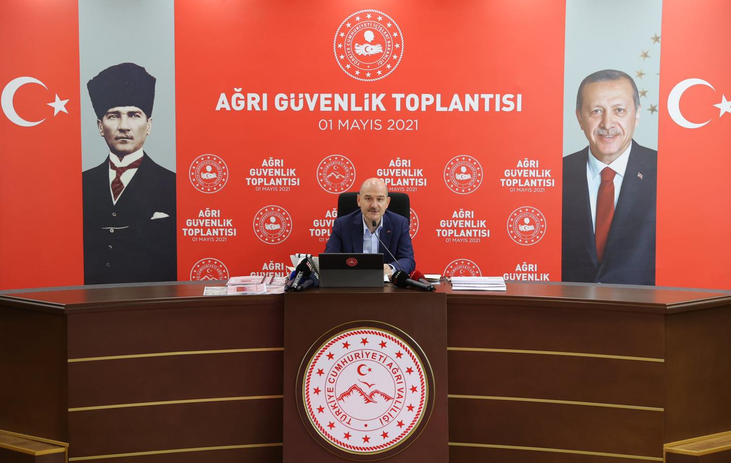 Bir 3 kişi, ayakta duran insanlar ve şunu diyen bir yazı 'AĞRI GÜVENLİK TOPLANTISI 01 MAYIS 2021 AĞRI GUVENLİK TOPLANTISI AĞRI GUVENLİK PLANTISI AĞRI GÜVENLİK TOPLANTIS AĞRI GUVENLIK TOPLANTISI C AĞ GUVI TOPL AĞRI GUVENLİK TOPLANTISI AĞRI AĞRI GUVENLİK AĞR' görseli olabilir