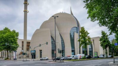 ALMAN POLİSİ CAMİİ ÖNÜNDE KARİKATÜRLÜ GÖSTERİYİ YASAKLADI