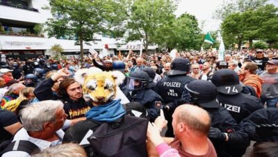 BERLİN’DE YASAĞA RAĞMEN BİNLERCE KİŞİ KORONA ÖNLEMLERİNİ PROTESTO ETTİ!