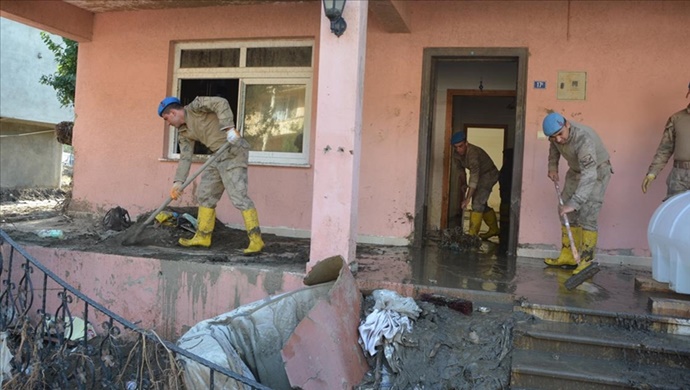 Sel Yaşanan Kastamonu’da Vatandaşlarımız Evlerini Temizleyen Jandarma’ya Minnettar