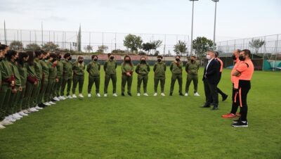 Ahmet Ağaoğlu’ndan kadın futbol takımımıza ziyaret