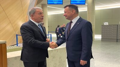 Millî Savunma Bakanı Hulusi Akar ve Polonya Savunma Bakanı Mariusz Blaszczak NATO Karargâhında Bir Araya Geldi