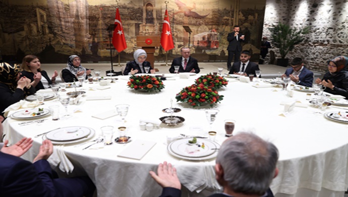 Cumhurbaşkanı Erdoğan ve eşi Emine Erdoğan, şehit aileleriyle iftar yemeğinde bir araya geldi