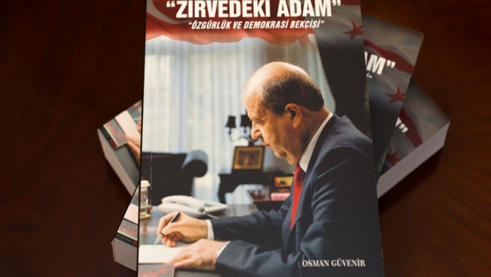 Osman Güvenir, Cumhurbaşkanı Ersin Tatar’ın hayatını konu alan “Zirvedeki Adam-Özgürlük ve Demokrasi Bekçisi” adlı kitabını Cumhurbaşkanı Ersin Tatar’a takdim etti