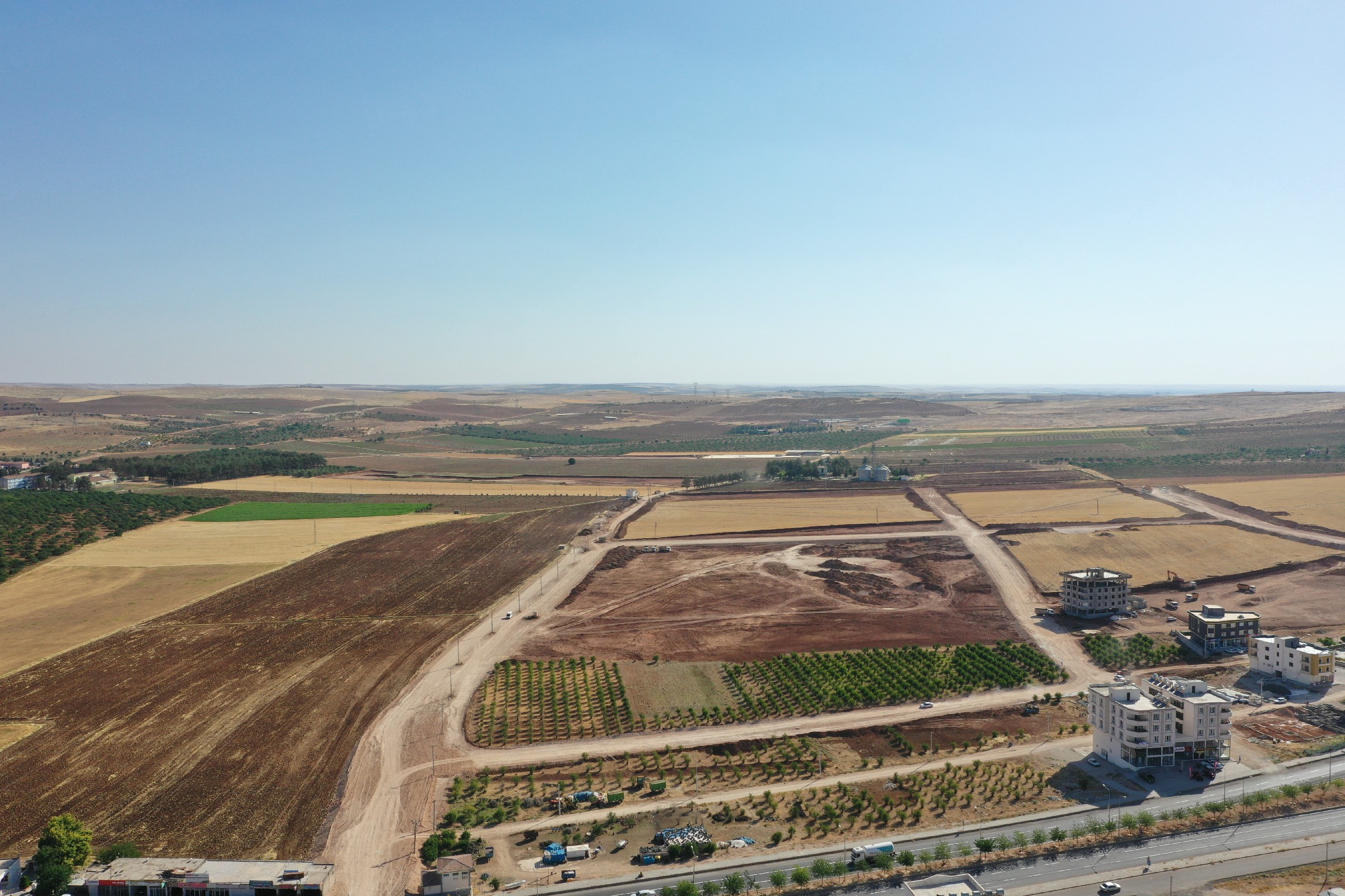 BÜYÜKŞEHİR’DEN AKÇAKALE VE BOZOVA İLÇESİNDE STABİLİZE YOL ÇALIŞMASI