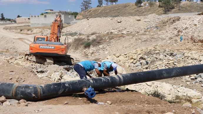 Şanlıurfa Büyükşehir Belediyesi tarafından Birecik ilçesinin Güzelyurt Mahallesine geçişi sağlayacak noktada köprü yapımına başlandı