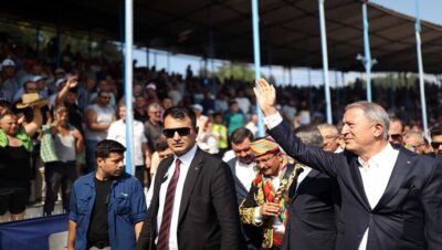 Millî Savunma Bakanı Hulusi Akar, “Geleneksel Kurtdereli Mehmet Pehlivan Güreşleri”ni Seyretti