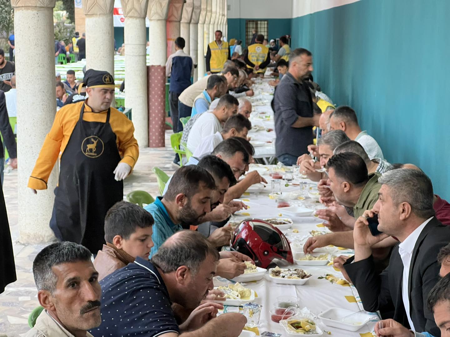 Bir 15 kişi, oturan insanlar ve ayakta duran insanlar görseli olabilir