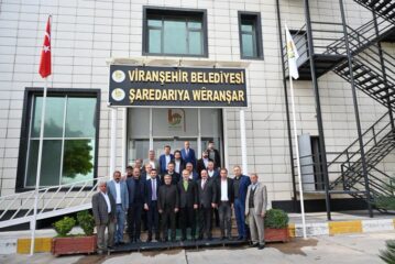 Bursa Büyükşehir Belediye Başkanı Alinur Aktaş, Viranşehir Belediye Başkanı Salih Ekinci’yi makamında ziyaret etti