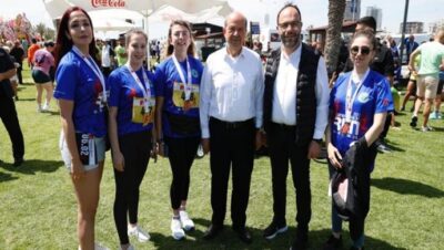 Cumhurbaşkanı Ersin Tatar, Long Beach Maratonu Ödül Töreni’ne katılarak kazananlara ödüllerini verdi