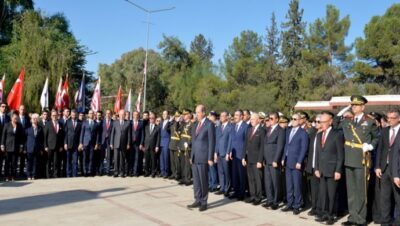 Cumhurbaşkanı Ersin Tatar, Lefkoşa Atatürk Anıtı’ndaki özel defteri imzaladı