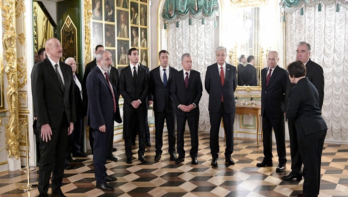 Saint-Petersburg’da “Büyük Peterhof Sarayı” ile bir tanıdık vardı.