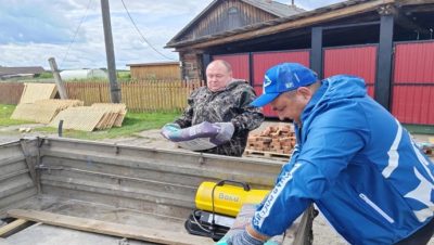 “Birleşik Rusya” Omsk bölgesinin Ust-Ishimsky bölgesi sakinlerine su basmış evlerin restorasyonunda yardımcı oluyor