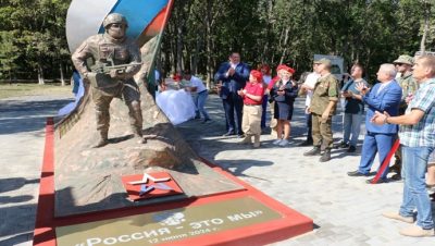 Birleşik Rusya’nın desteğiyle Lipetsk bölgesindeki Khlevnoye köyünün parkına SVO katılımcılarına bir anıt dikildi