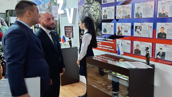 В школе Владикавказа при поддержке «Единой России» открыли экспозицию, посвящённую участникам СВО