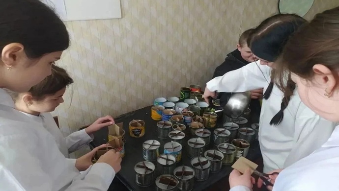 Birleşik Rusya Kadın Hareketi üyeleri, Saratov Bölgesi’ndeki Kistendey köyünde bulunan bir okulda, oyma mum yapımı üzerine bir atölye çalışması düzenledi