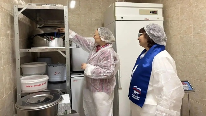 Birleşik Rusya, Gubkinsky’deki (Yamalo-Nenets Özerk Okrugu) bir okul kampında çocukların kalış koşullarını inceledi